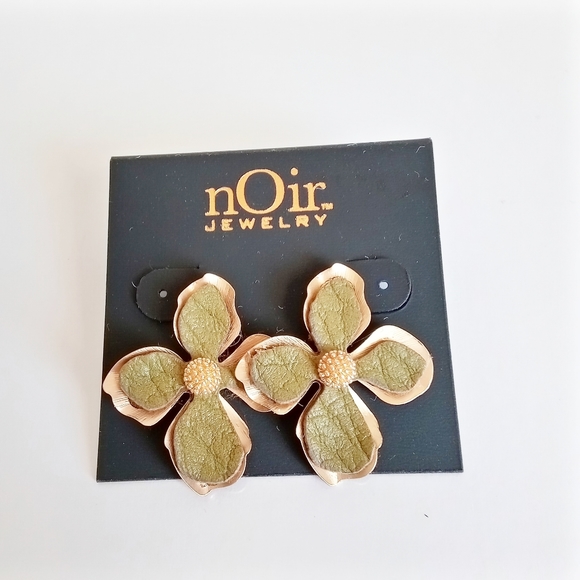 NOIR Four Leaf Clover NWT Green Stone /Gold and Earrings - Picture 1 of 2